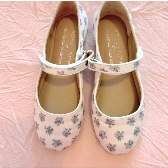 EdgeHill Collections White with Blue Flower Dress Shoes - Picture 2 of 5